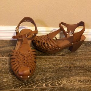 BareTraps sandal
